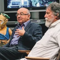 Marko Brecelj, direktor Cankarjevega doma Mitja Rotovnik in oslo-možiček na včerajšnji novinarski konferenci