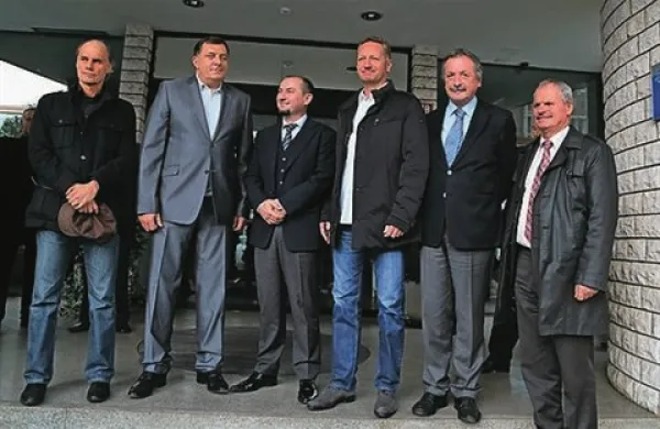 Luko Koper je danes na povabilo predsednika uprave Gašparja Gašparja Mišiča in koprskega župana Borisa Popoviča obiskal predsednik Republike srbske Milorad Dodik, ki je na neformalnem obisku v Sloveniji