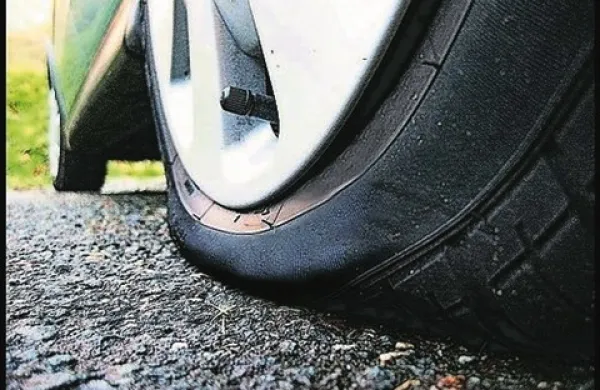 Državljanoma Ukrajine je neznanec nakazoval, da imata težave s pnevmatiko, ko sta ustavila, pa jim je ukradel torbici, v kateri sta imela dokumente in 13.000 evrov