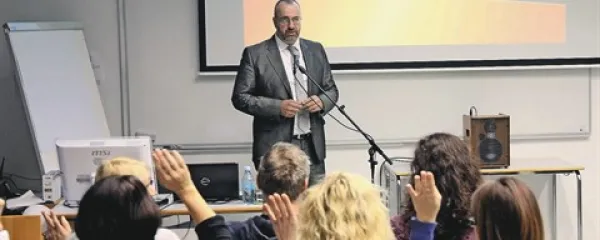 Rajović na predavanjih  slušateljem zastavlja tudi uganke oziroma funkcionalna vprašanja, s katerimi  spodbujamo razmišljanje pri otrocih 