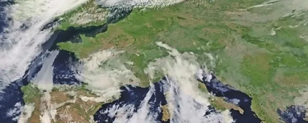 Ciklon se vzvratno oddaljuje proti zahodu