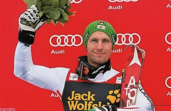 Avstrijec Marcel Hirscher, skupni zmagovalec svetovnega pokala alpskih smučarjev minule zime, je prepričljivo zmagal na slalomu v finskem Leviju