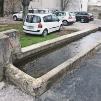 Stari lokalni vodovod, od katerega je ostalo le korito sredi vasi, bodo ohranili kot rezervo 