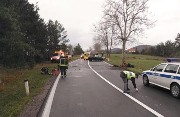 Včeraj zjutraj je v bližini Markovščine voznika z avtom zaneslo v drevo 