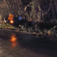 V noči na petek, malo pred polnočjo, se je na cesti med Kozino in Rodikom, avto prevrnil na streho