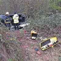 Z avtom sta se prevrnila v grapo, približno dvajset metrov od ceste