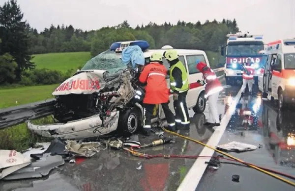 Voznica reševalnega vozila, ki naj bi septembra 2007 na avtocesti pred Postojno povzročila smrtno prometno nesrečo, se je znašla na zatožni klopi