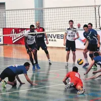V akciji na fotografiji so odbojkarji Salonita že mislili, da so dosegli točko, a je Go Volley s požrtvovalnostjo Marka Maraža (v oranžnem)  in soigralcev žogo rešil.
