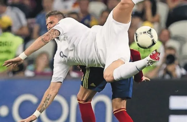 Olivier Giroud (v belem dresu) je bil med manj slabimi v francoski reprezentanci na prvem dvoboju z Ukrajinci