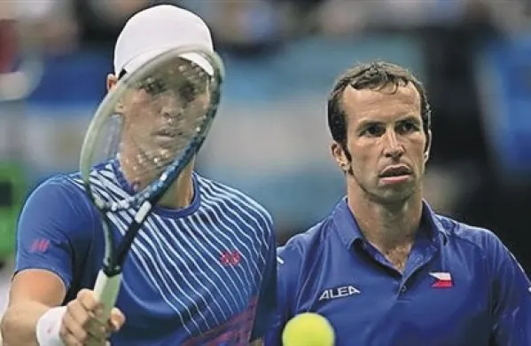 Tomaš Berdych (levo)  in Radek Štepanek sta Češki priigrala še drugo zaporedno zmago v Davisovem pokalu
