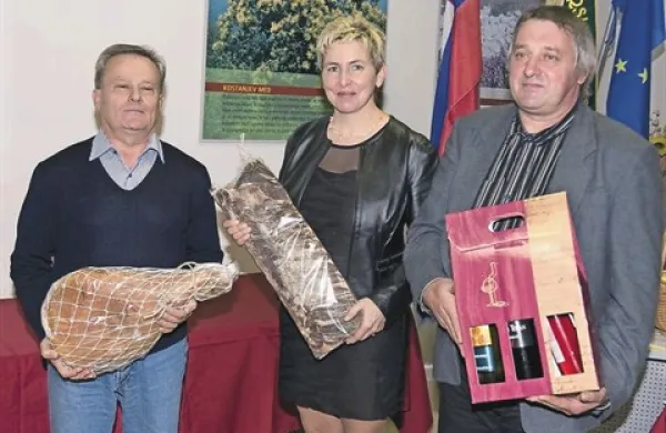 Najvišje uvrščeni na letošnjem natečaju (od leve) Trajče Nikoloski, Milan Ovca (nagrado je prevzela žena) in Branko Planišček