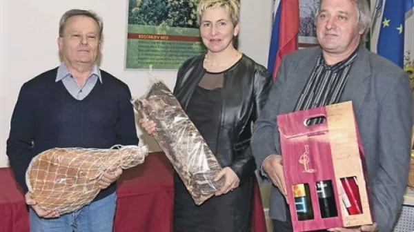 Najvišje uvrščeni na letošnjem natečaju (od leve) Trajče Nikoloski, Milan Ovca (nagrado je prevzela žena) in Branko Planišček
