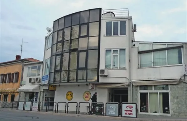 ... kot motel v nadstropju poslovne stavbe na Škofijah 