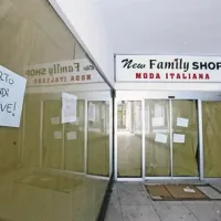 Na dražbi bodo prodajali tako zaprto trgovino Family shopa v Čevljarski ulici v Kopru ...