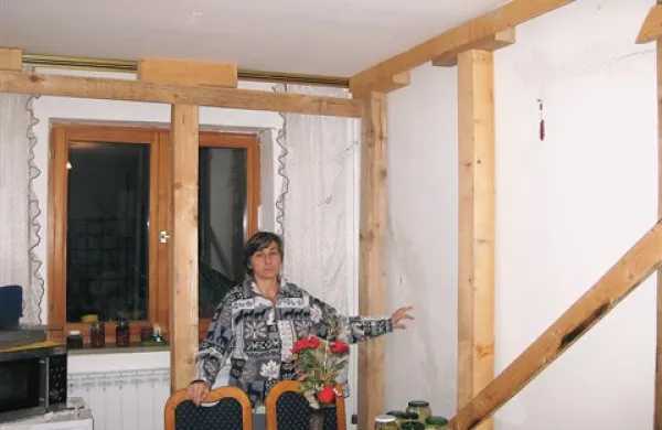 Dijana Meštrovič v jedilnici, podprti s tramovi 