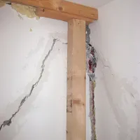 Razpoke so široke več centimetrov. Da ne piha skoznje, so jih napolnili s peno in časopisom. 