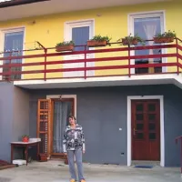 Na zunaj lepa hiša je v notranjosti razpokana, saj stoji nad plazom