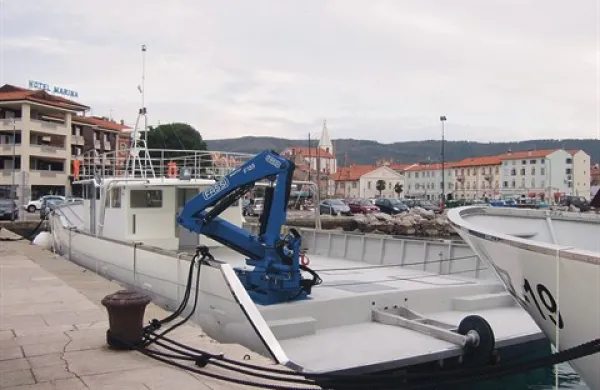Krma novega plovila Eko 1 je zadaj odprta. Nanjo bodo namestili dva koluta Civilne zaščite s posebno plavajočo ograjo, namenjeno za zajezitev naftnega oziroma oljnega madeža 