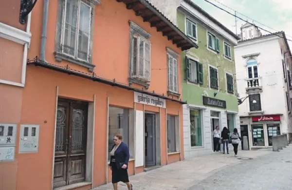 Na dražbi je stanovanje nad galerijo v Župančičevi ulici 24 pristalo pod okriljem podjetja Color diskont 