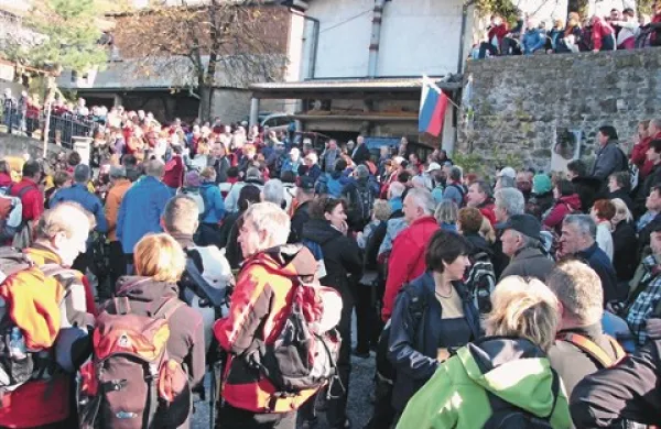 Včerajšnje lepo vreme je bilo kot naročeno za približno 5000 udeležencev 13. Vertovčevega pohoda
