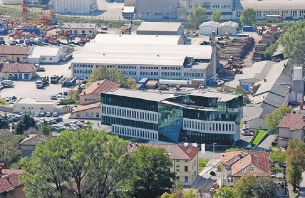 Primorje univerzi ponuja svojo nekdanja upravno stavbo in hale v Ajdovščini