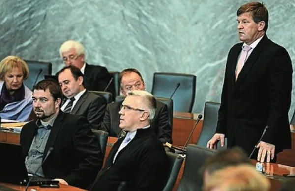  Prvak SLS Franc Bogovič je ob povedal, da so pobudniki peticije proti davku na nepremičnine zbrali že več kot  75.000 podpisov