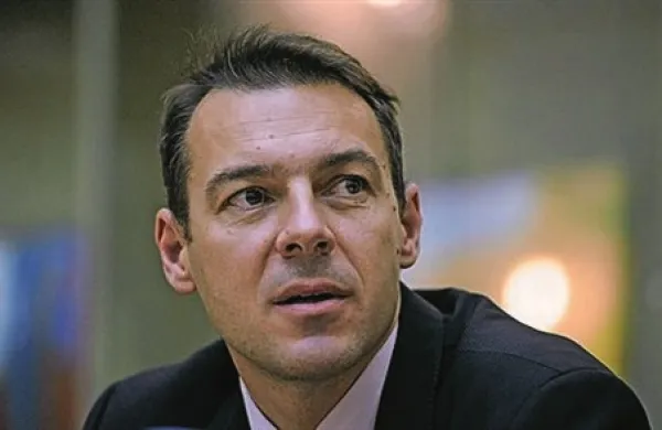 Datuma, do katerih mora država javnim uslužbencem izplačati poračun odprave plačnih nesorazmerij, sta skrajna datuma, država pa lahko poračun izplača tudi prej, je danes v DZ povedal minister za finance Uroš Čufer