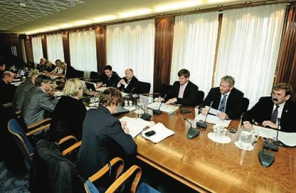 Nujna seja odbora DZ za infrastrukturo in prostor, na kateri so obravnavali problematiko izvajanja zakona o davku na nepremičnine v povezavi z neurejenimi evidencami na področju prostora