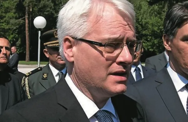 Predsedniki hrvaškega sabora, države in vlade, Josip Leko, Ivo Josipović (na fotografiji) in Zoran Milanović, so danes zapustili spominski sprevod na žrtve Vukovarja, saj so jim preprečili, da bi se pridružili shodu, ki se ga je udeležilo več deset