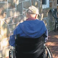 Dokler oboleli še zmore  sam skrbeti zase, lahko živi sam. Ko pa zaradi bolezni tega več ne zmore, potrebuje pomoč bližnjih in ekipo usposobljenih strokovnjakov.  