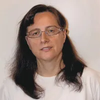 Barbara Kosmina Štefančič: “Vsakdo si želi čim dlje ostati v domači oskrbi. Tudi ko  ugaša. Na to morajo biti svojci primerno pripravljeni, zato se jim moramo enako skrbno posvetiti kot bolnikom, saj brez njihovega sodelovanja in pomoči kakovostna