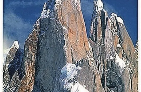 Cerro Torre velja med alpinisti za trd oreh, ker na vrhu konstantno piha zelo močan veter, ki onemogoča vzpon