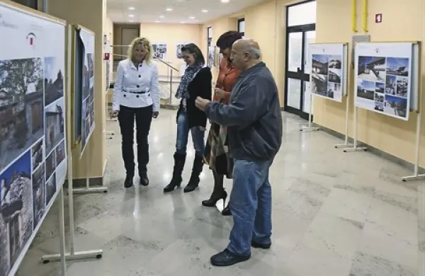V avli hrpeljsko-kozinske občine je na ogled del pregledne razstave dela novogoriških konzervatorjev kulturne dediščine