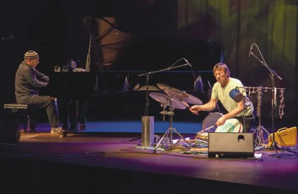 Pianist Milko Lazar in tolkalec Zlatko Kaučič na odru Kulturnega doma Nova Gorica