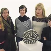 Monika Ivančič Fajfar, Lučka Šićarov, Nika Stupica, Bojana Križanec in Hana Karim (ob delu B. Križanec) v galeriji Rika Debenjaka v Kanalu  