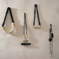 Hana Karim: ogrlice iz cikla Materia Eterna, 2013, glazirana keramika, žica, bombažna vrvica