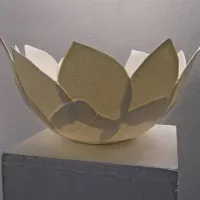 Nika Stupica: Brez naslova, 2013, ulit in ročno sestavljen neglaziran porcelan 