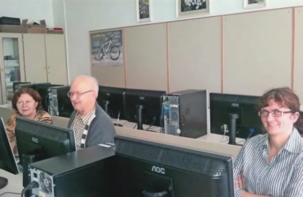 Na OŠ Podgora so ob sodelovanju dveh učencev prostovoljcev pripravili brezplačno delavnico, na kateri so se  udeleženci, stari med 40 in 80 let,   učili uporabljati  računalnik