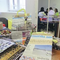 Iz Primorskih novic v Šentmarju nastajajo darilne vrečke, košarice in podstavki