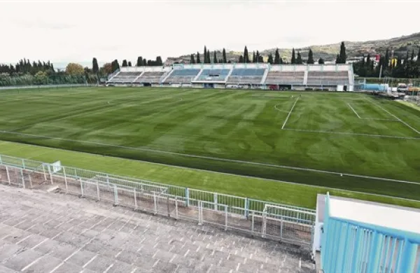 Izolski stadion  bodo kmalu  začeli uporabljati. Travo morajo le še prečesati in počakati, da se pluta  poleže. 