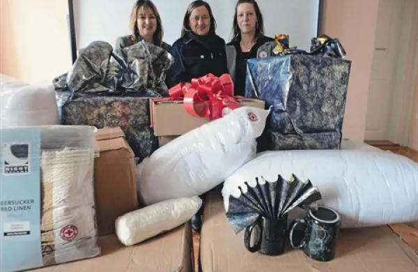 Predstavniki območne enote Rdečega križa Piran so zavetišču za brezdomce Kažun Piran predali posteljnino in posodo v vrednosti nekaj več kot 1000 evrov