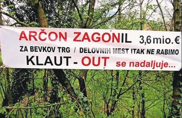 Na vpadnicah v mesto so se včeraj zjutraj pojavili plakati z očitki županu Arčonu. Očitno se je volilna kampanja že razdivjala. 
