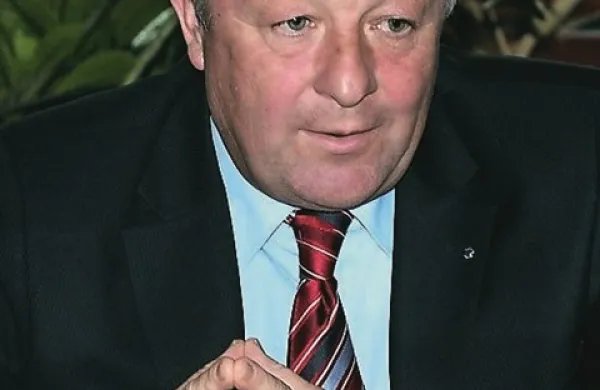   Minister Stanko Stepišnik je v zadnjih dneh deležen kritik  zaradi sodelovanja podjetja Emo Orodjarna, katerega solastnik je, na razpisih za pridobitev subvencij države