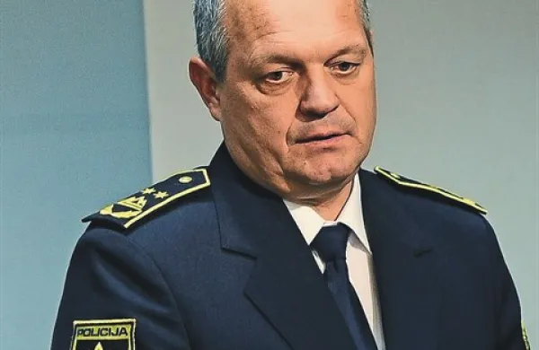Generalni direktor policije Stanislav Veniger je zavrnil očitek, da naj bi bila policija kriva, da se dve leti na temo vozniških dovoljenj ni nič naredilo 