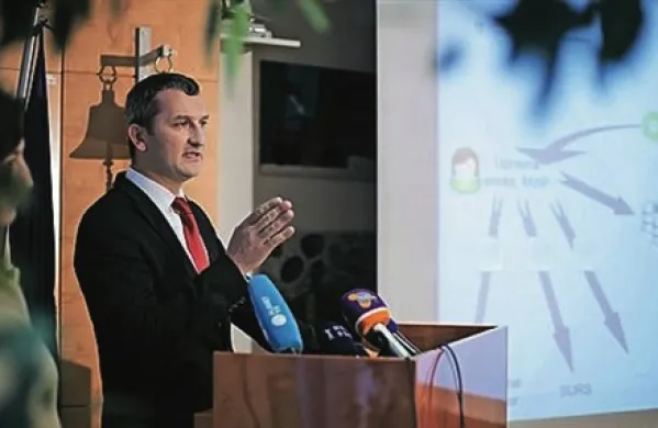 Agencija za varnost prometa v primeru avtošol, ki so “prodajala” vozniška dovoljenja, po oceni ministra za infrastrukturo in prostor Sama Omerzela ni delovala “tako, kot bi si želeli”. Zato bo ministrstvo uvedlo nadzor, minister pa je napovedal tudi