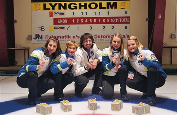 Valentina Jurinčič (prva z leve) bo vodja slovenske reprezentance, ob njej pa so še Anja Kresnik, trener Andreas Unterberger, Tjaša Jazbec in  Petra Klemenc