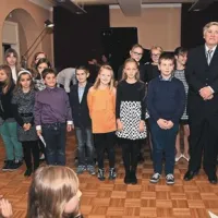 Gojenci Glasbene šole Koper in dijaki umetniške gimnazije Koper so s projektom Po črnih in belih tipkah so počastili 80-letnico pianista, skladatelja in pedagoga Igorja Dekleve  