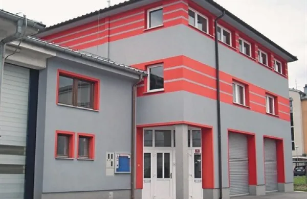 Gasilska zveza Ilirska Bistrica ima prostore v gasilskem domu PGD Ilirska Bistrica (na fotografiji), a odnosi med zvezo in največjim društvom v občini niso prav prijateljski