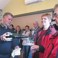 Kmetje se moramo za preživetje boriti kot gverilci, pravi Zmago Petrič. In Kraševci so mu pritrdili: za vsakim kozarcem vina je nešteto bitk z naravo, s stroški in tudi z nespametno  politiko.
