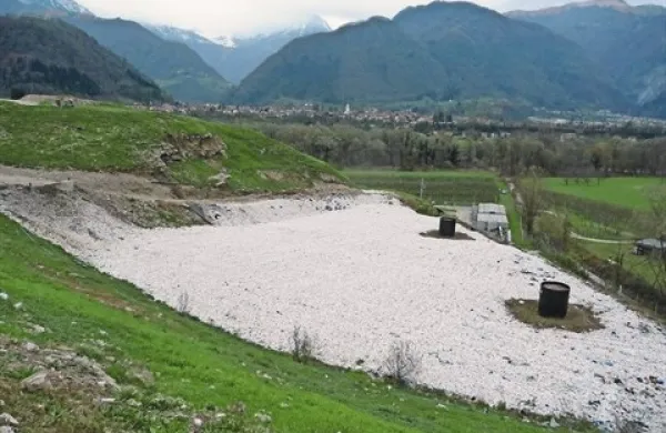 Komunala Tolmin bo zaprosila za dovoljenje za odlaganje gradbenega materiala in azbestno-cementnih izdelkov na deponiji Volče, ki je že pol leta zaprta